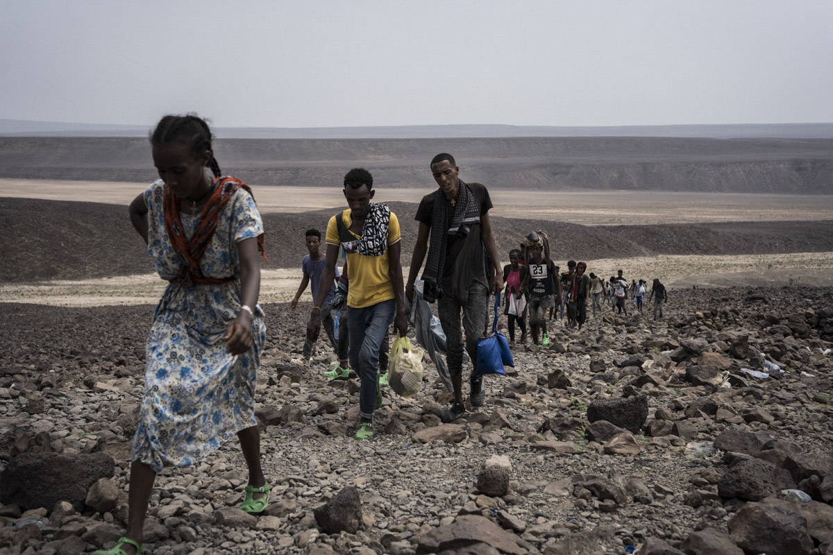 Venus de l'Ethiopie,  des centaines de migrants Oromo franchissent clandestinement les montagnes qui marquent la frontière avec Djibouti.
Galafi est l’une des régions les plus chaudes au monde.
Galafi, Djibouti.
