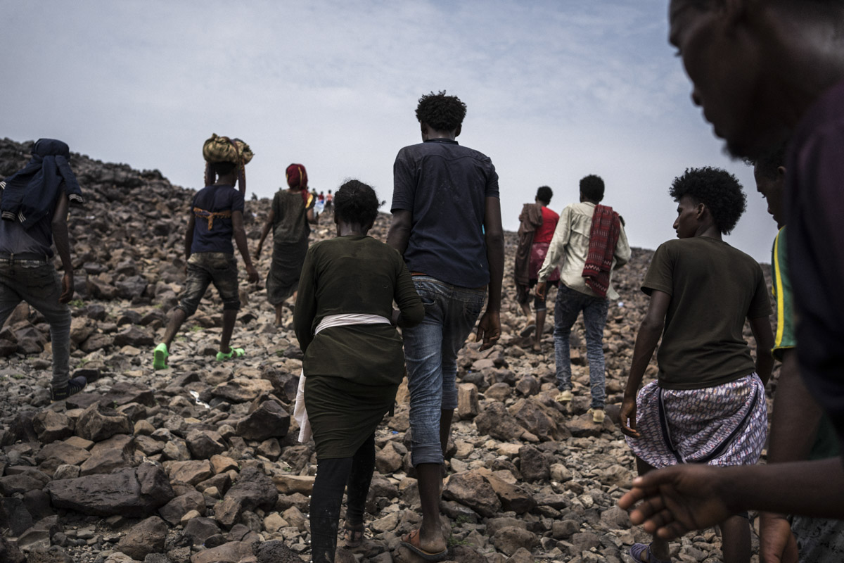 Venus de l'Ethiopie,  des centaines de migrants Oromo franchissent clandestinement les montagnes qui marquent la frontière avec Djibouti.
Galafi est l’une des régions les plus chaudes au monde.
Galafi, Djibouti.