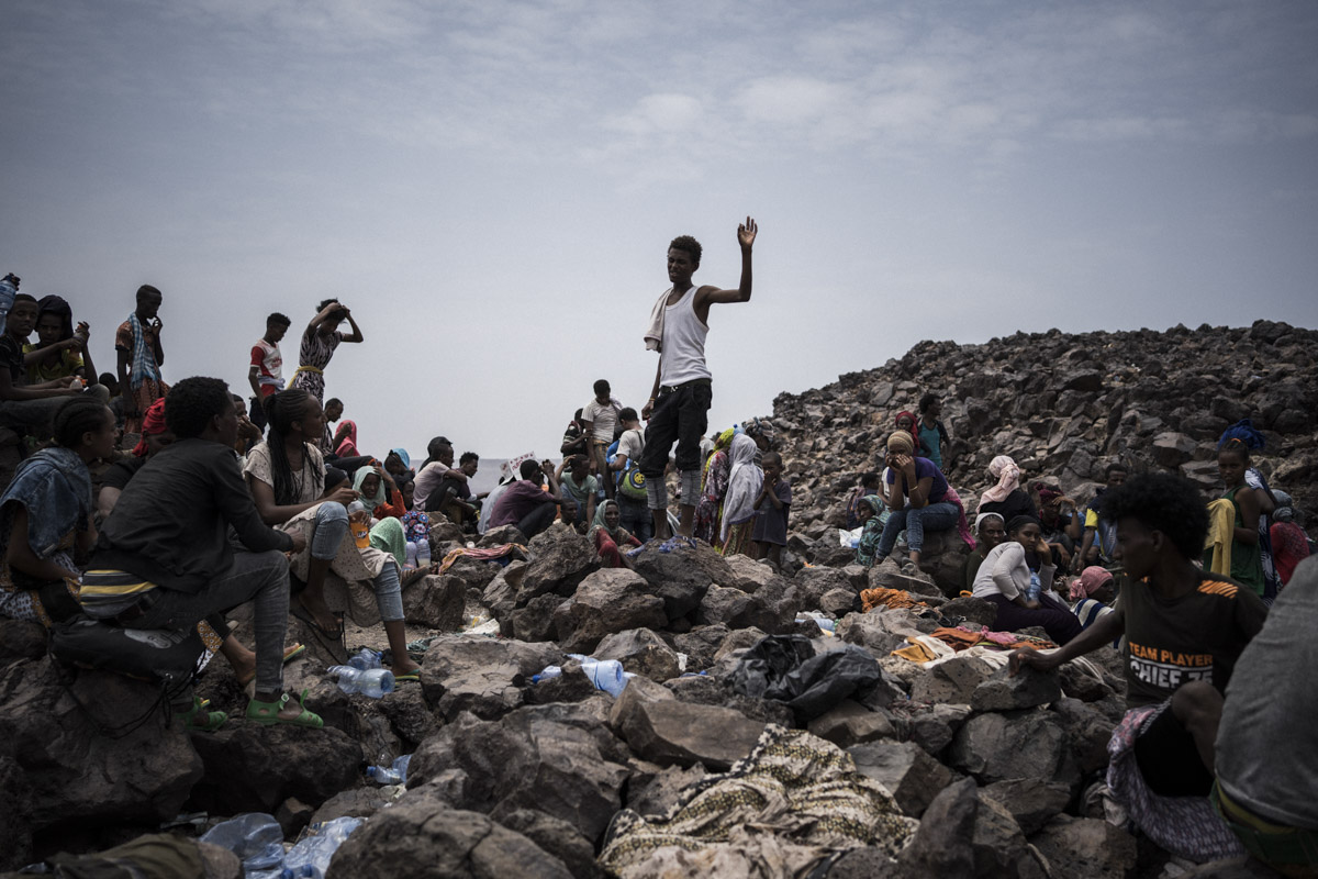 Venus de l'Ethiopie,  des centaines de migrants Oromo franchissent clandestinement les montagnes qui marquent la frontière avec Djibouti.
Première pause, après deux jours de marche.
Galafi, Djibouti.

