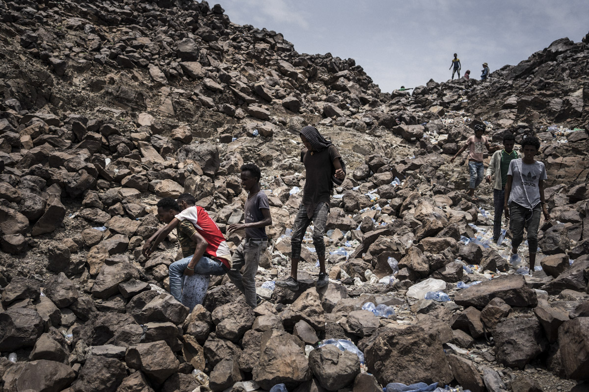 Un Oromo, vient de s'effondrer. Epuisé, déshydraté, il doit sa vie sauve au courage de ses amis qui le porte sur les derniers kilomètres.
Galafi, Djibouti.