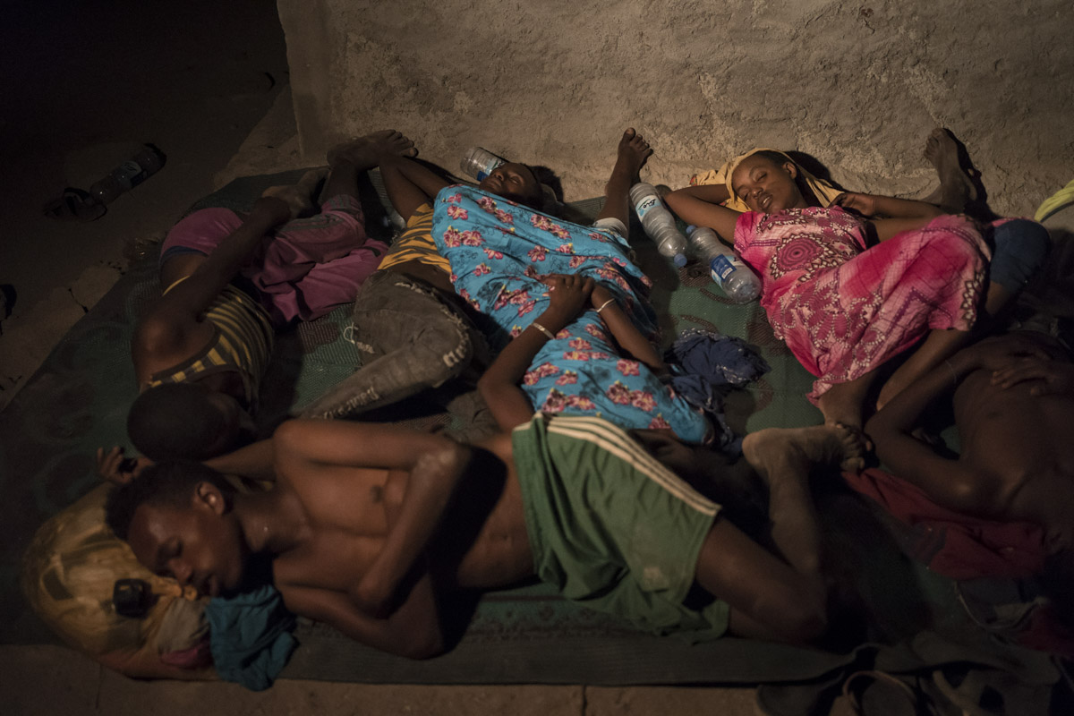 Ces migrants ont loué pour la nuit un enclos aux villageois de Djibouti. La route des Oromo fait vivre l'économie locale tout au parcours. 
Dikhil, Djibouti.

