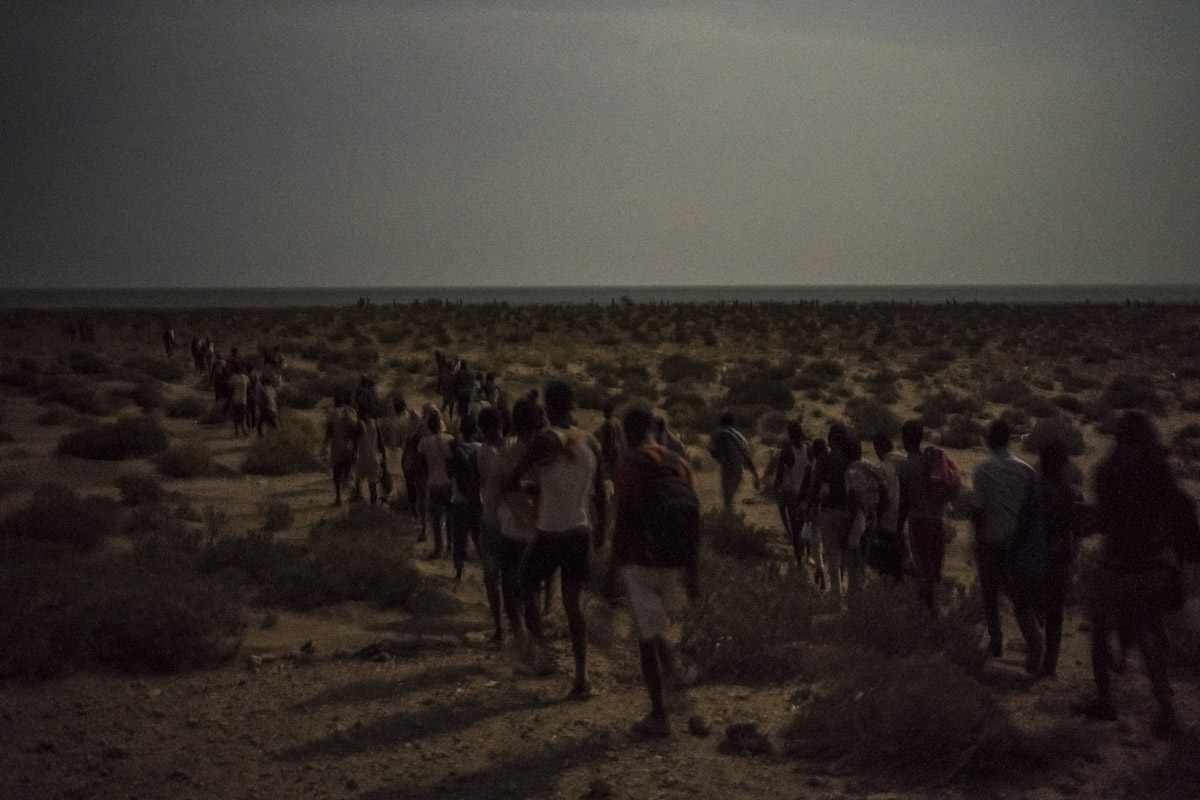 Après trois jours de marche, tous les migrants arrivent face au détroit de Bab el Mandeb, qui sépare le Golf d'Aden de la mer Rouge.Ces natifs des plaines centrale de l'Ethiopie n'ont jamais vu la mer. La traversée vers le Yémen en boutre prend six heures. Certains de ces bateau traditionnel en bois transportent jusqu'à 300 migrants. 
Plage au Nord  d'Obock, Djibouti.