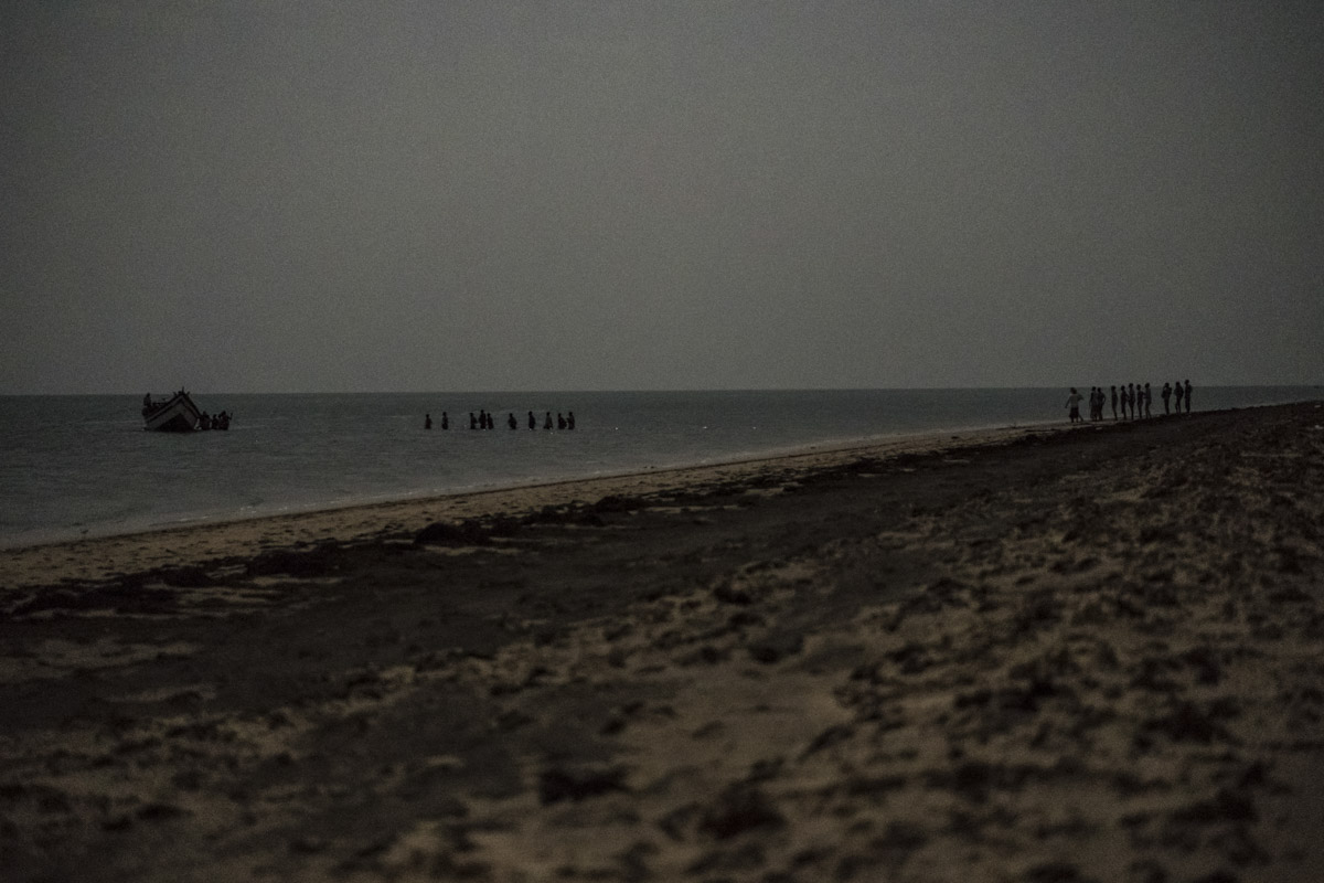 Chaque nuit un millier de migrants sont convoyés par différents passeurs vers les plages les moins surveillés, au nord de la bourgade.
Face à eux, le détroit de Bab el Mandeb (