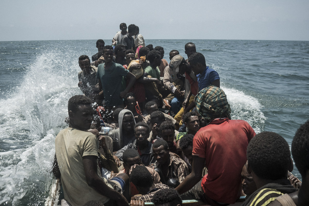 Sur le boutre, en direction du Yémen. 70 migrants Oromo ont pris place pour la traversée de quatre à six heures du détroit de Bab el Mandeb (la porte des lamentations) qui sépare Djibouti du Yémen. Un espace maritime stratégique, pour les pétroliers et les navires du guerre qui croise au large du Yémen. Chaque année des naufrages de boutre de migrants endeuillent la Mer Rouge.
Détroit de Bab el Mandeb 