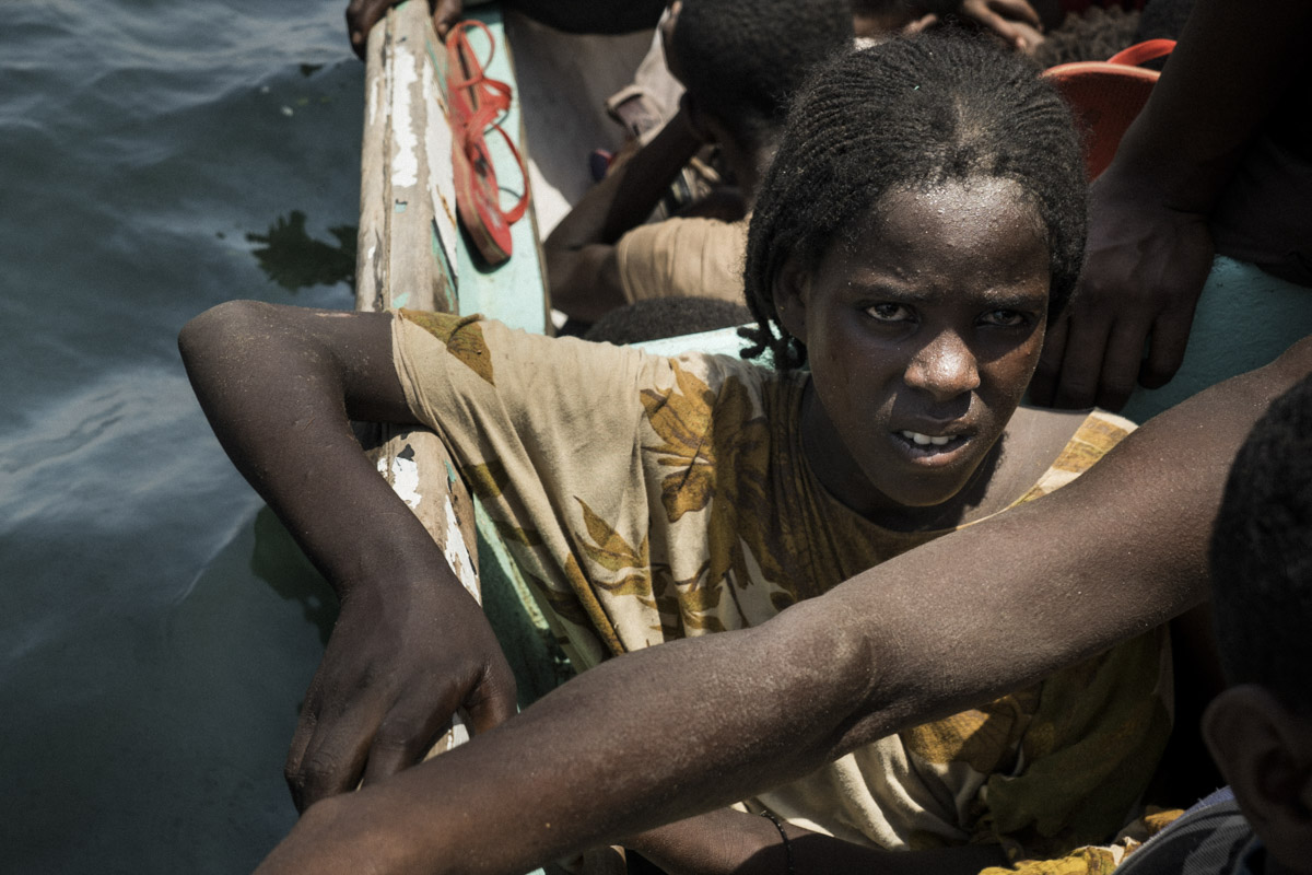 Une jeune adolescente Oromo, dans le boutre surchargé qui l'a mené de Djibouti au Yémen. La route des Oromo est loin d'être fini pour elle, le plus dur reste à venir: traverser à pied et en voiture un pays en guerre. 
Détroit de Bab el Mandeb 
