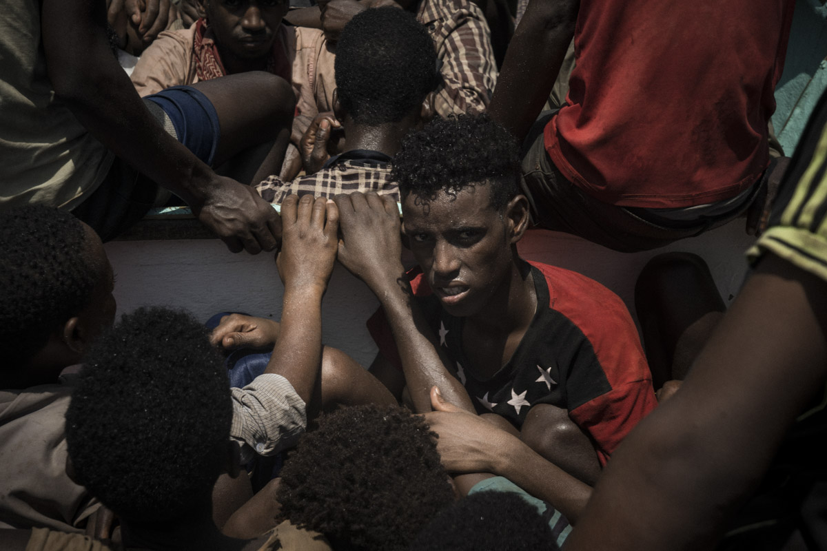 Sur le boutre, en direction du Yémen. 70 migrants Oromo ont pris place pour la traversée de quatre à six heures du détroit de Bab el Mandeb (la porte des lamentations) qui sépare Djibouti du Yémen. Un espace maritime stratégique, pour les pétroliers et les navires du guerre qui croise au large du Yémen. Chaque année des naufrages de boutre de migrants endeuillent la Mer Rouge.
Détroit de Bab el Mandeb 