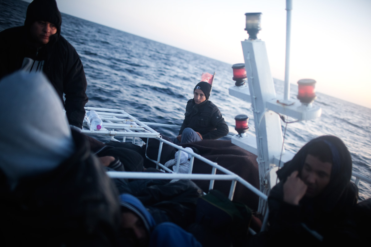 The bilge pump fails. The migrants will try to ask for help from another harragas boat traveling the same way.

