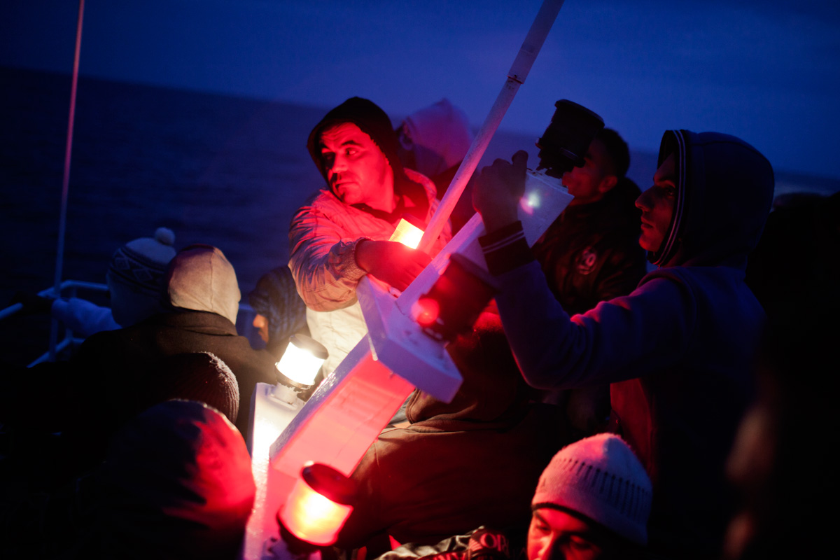 On aperçoit les lumières de l’île de Lampedusa.