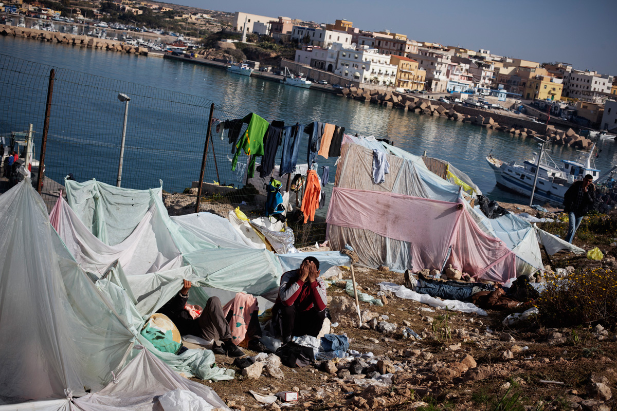 Slah campe sur le port de Lampedusa.
