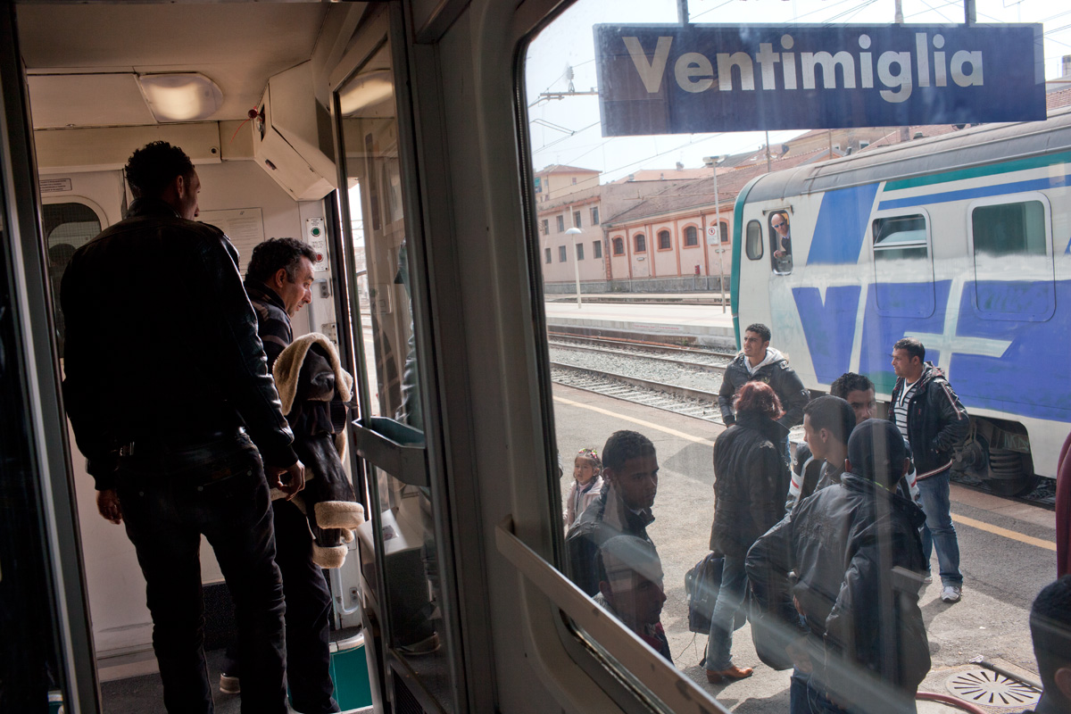 Slah se rend en train jusqu'à Vintimille, ville frontalière avec la France.