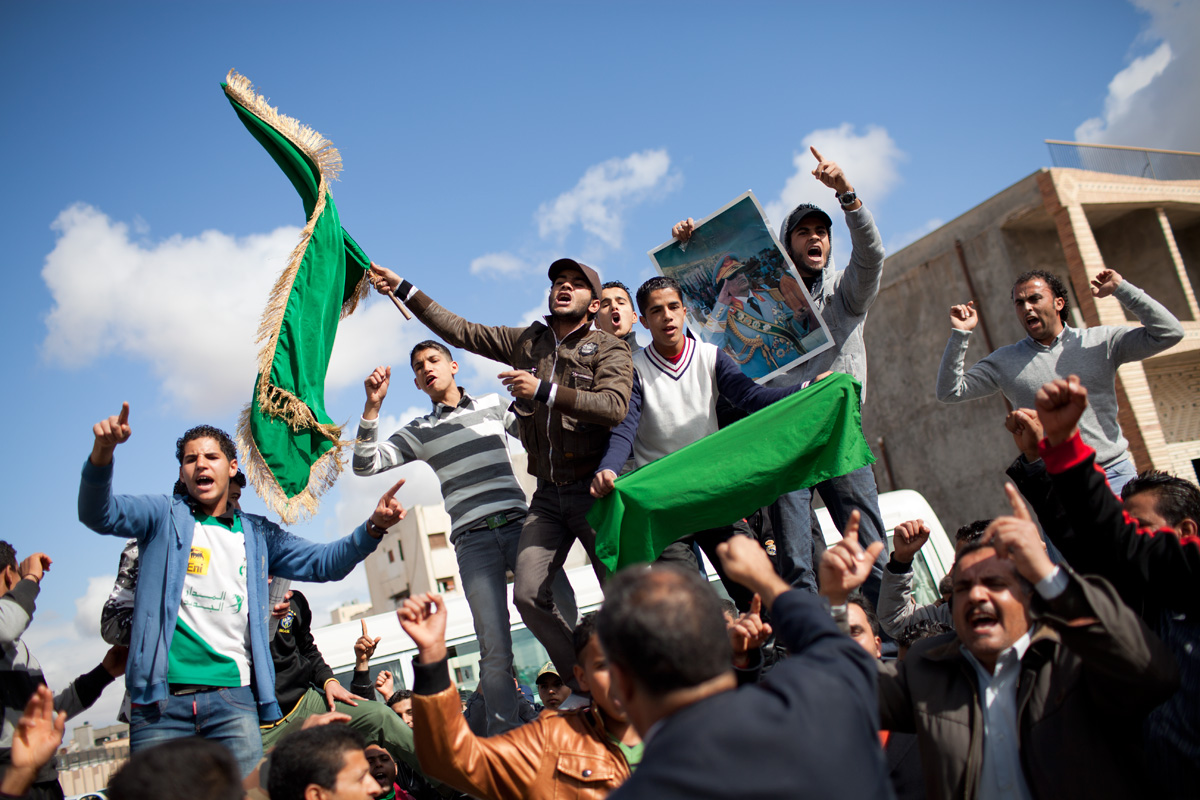 Kadhafi achète sa tranquillité. Chaque citoyen libyen reçoit aujourd'hui exceptionnellement 500 dinars(l'équivalent d'un SMIC) et du crédit sur son téléphone portable. Le prix du carburant a aussi baissé...

