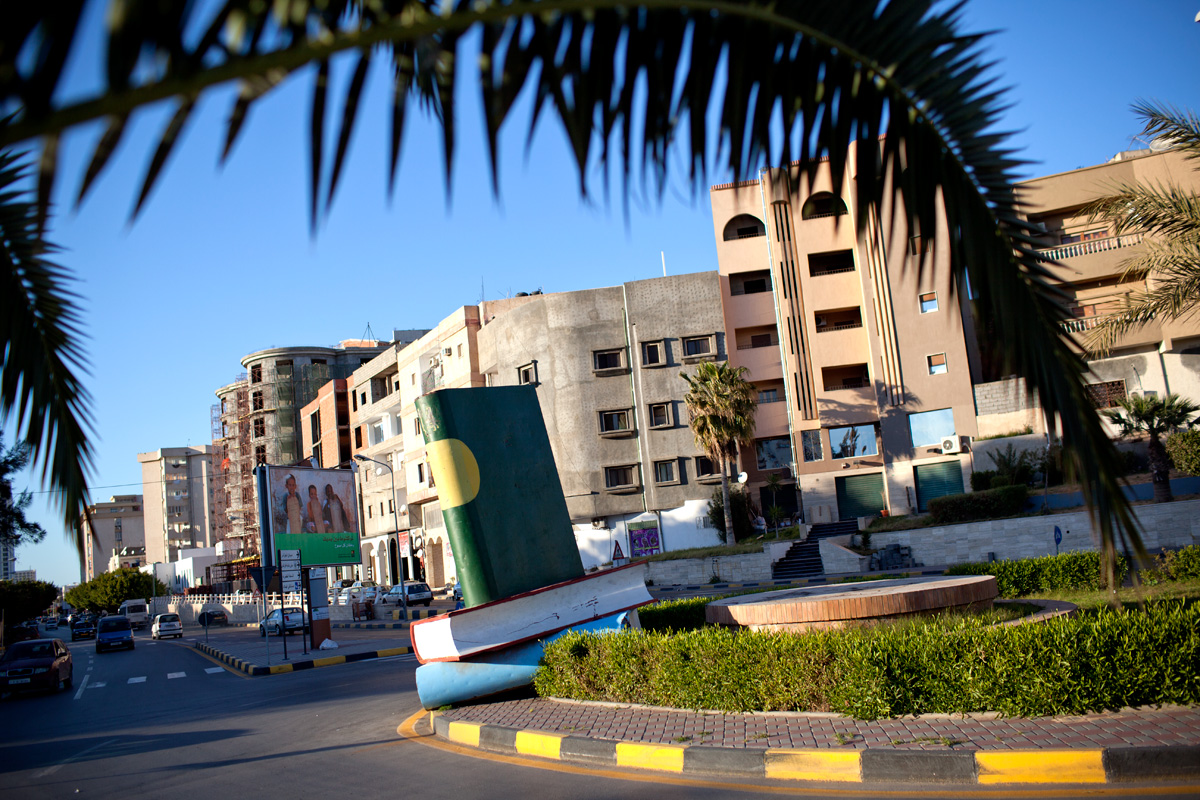 Le Monument dédié au Livre Vert de Kadhafi est toujours debout, posé sur les livres 