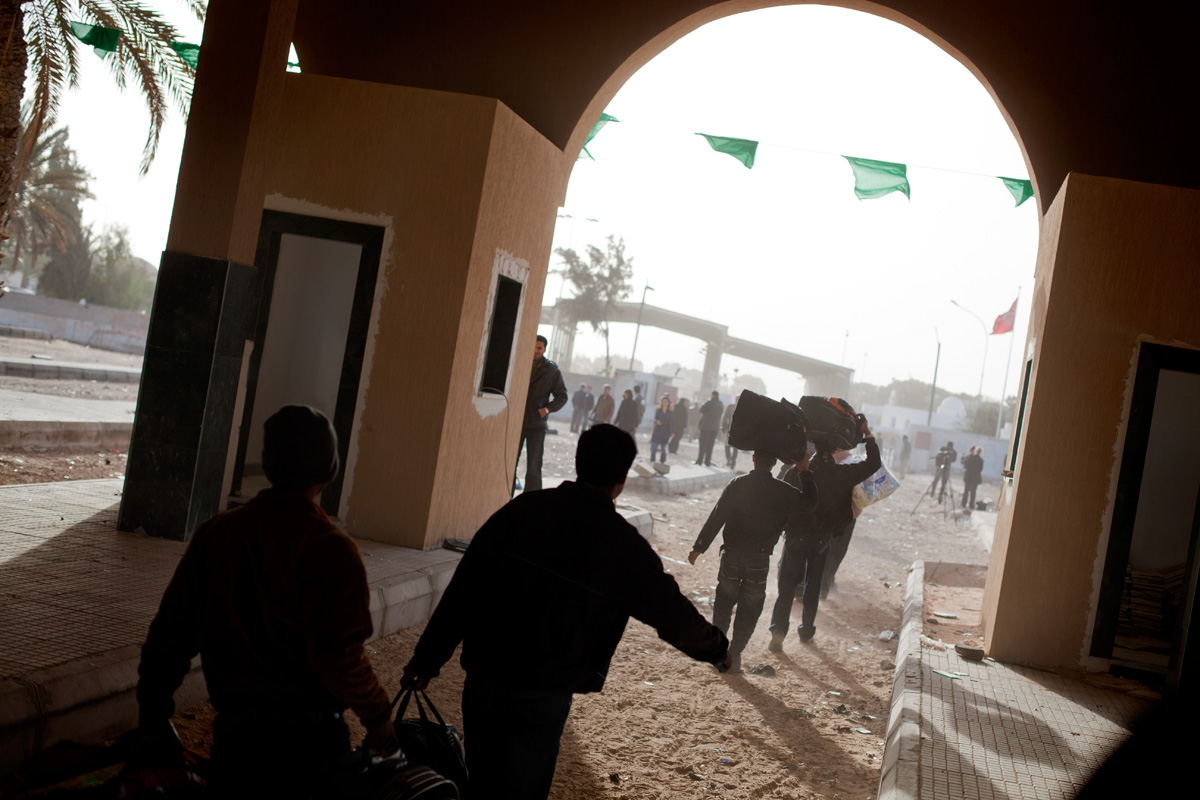 Ras Jdir border crossing. The last foreign workers leave the country.

