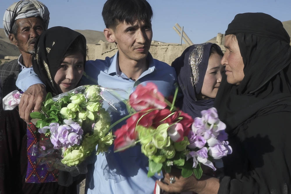 « Ça fait onze ans que je suis parti d’Afghanistan. » Ghorban retrouve sa mère et ses demi-sœurs.
Lal-wa-Sarjangal, Afghanistan, juillet 2017.