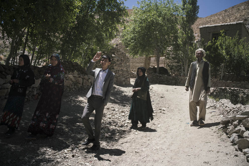 « J’ai cru que tu étais mort noyé pendant ton voyage », a dit le grand-père de Ghorban. 
Lal-wa-Sarjangal, Afghanistan, juillet 2017.
