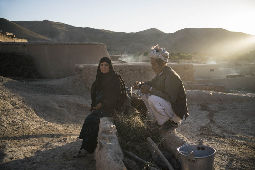 « Nous sommes très fiers de toi », disent la mère et le beau-père de Ghorban. 
Lal-wa-Sarjangal, Afghanistan, juillet 2017.

