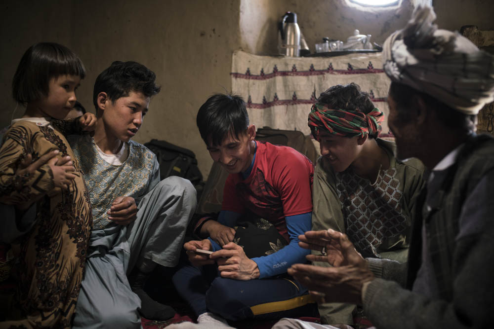 « Ça fait tellement de bien de savoir que je ne suis pas seul et que j’ai une famille. » 
Ghorban et ses demi-frères et sœurs. 
Lal-wa-Sarjangal, Afghanistan, juillet 2017.