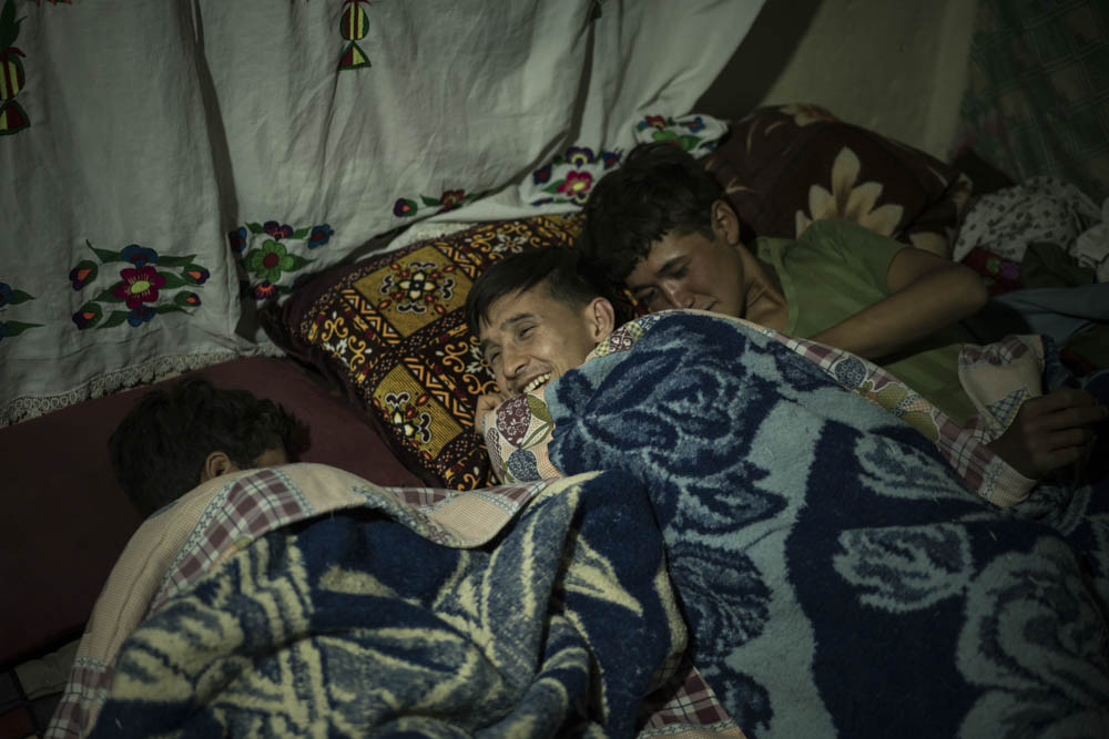 Ghorban et ses demi-frères, Mehrab et Sorhab. 
Lal-wa-Sarjangal, Afghanistan, juillet 2017.

