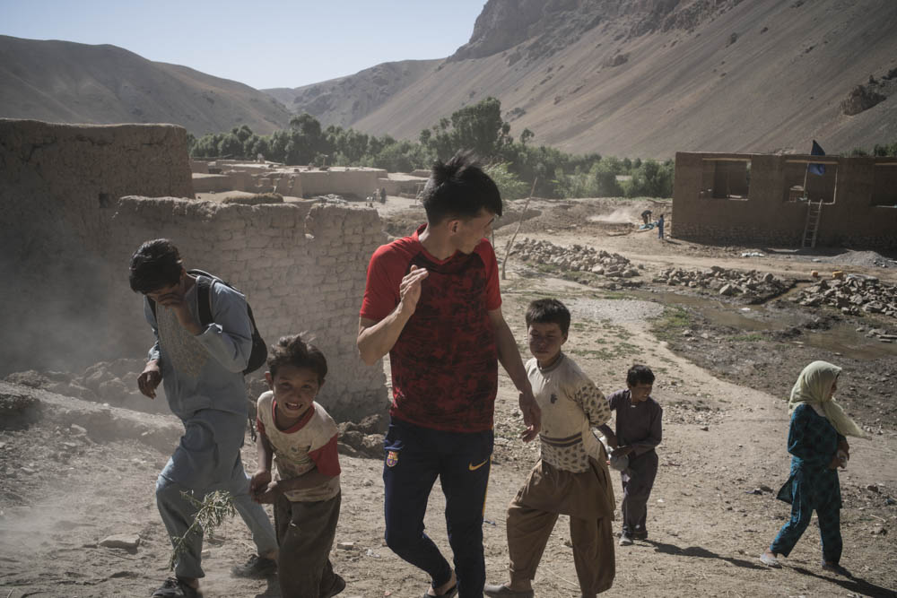 Ghorban a décidé d’arrêter ses études et de trouver un travail en France pour aider sa famille. 
Lal-wa-Sarjangal, Afghanistan, juillet 2017.

