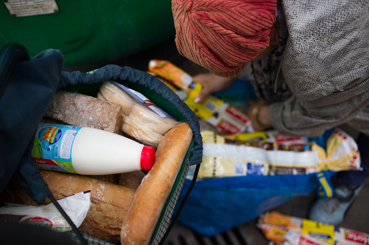 “All the products I collect are out of date, but I need to eat them! Or I would die. Every day, I pick up what I find: vegetables, meat, oranges, and bananas.”