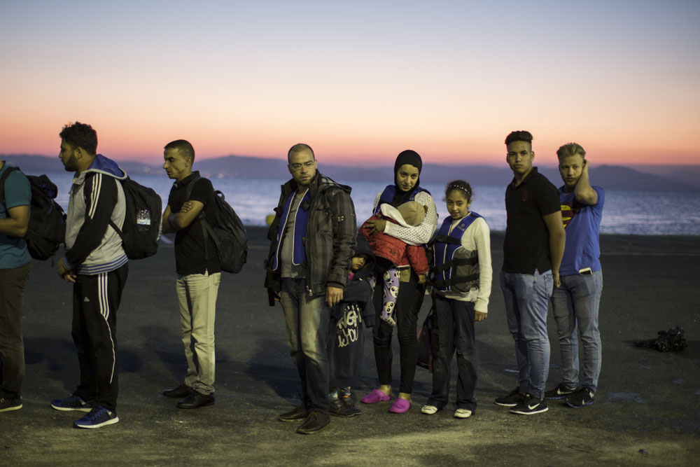 Ahmad et Jihane ont posé le pied en Europe avec leurs deux enfants et leur nièce, au premier jour de l’été. La famille syrienne était montée sur un zodiac depuis la Turquie, pour 1000 € par adulte et 500 € par enfant. Ils ont été  secourus en mer par les gardes-côtes grecs. Port de l'île de Kos, Grèce. 21 juin 2015.