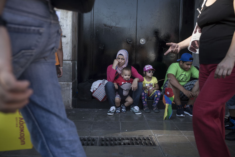 Jihane et son groupe attendent une rencontre avec un passeur dans le centre d'Athènes. Grèce. 3 Juillet 2015.
« Ma vie tient dans un sac, je n’en peux plus. »
Jihane
