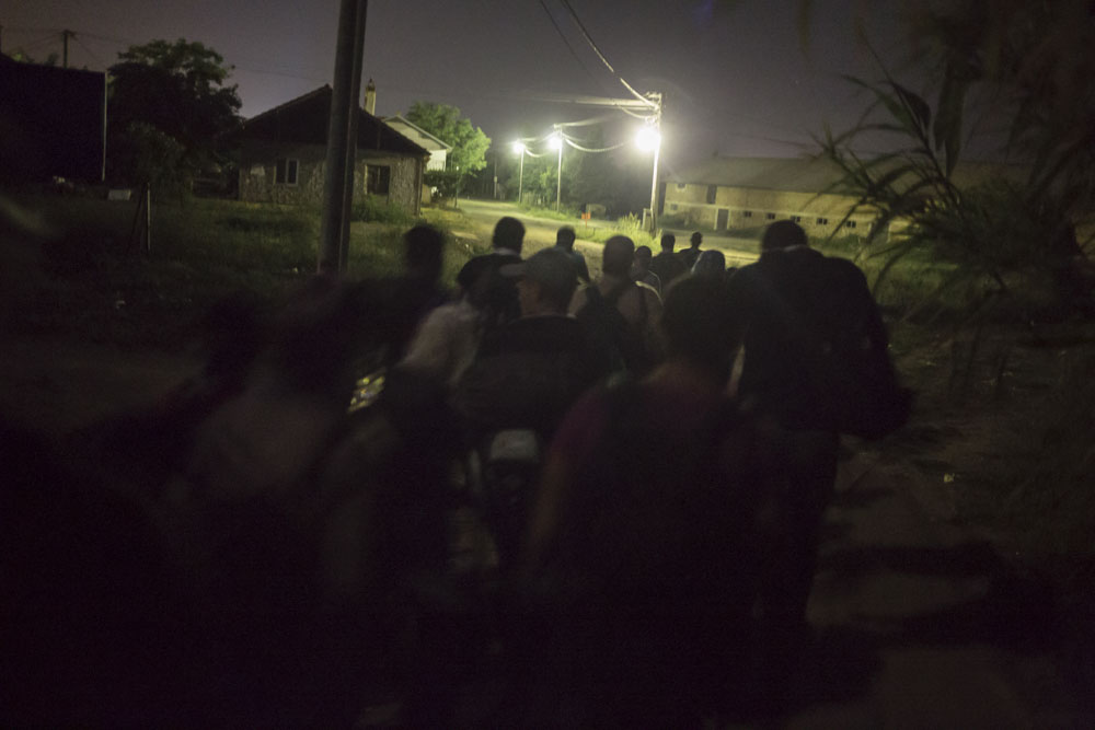Aidés par un militant grec, le groupe d'Ahmad et Jihane a réussi à traverser la frontière entre la Grèce et la Macédoine sans être arrêté par la police ou l'armée. Près de Gevgelia, Macédoine. 5 juillet 2015.