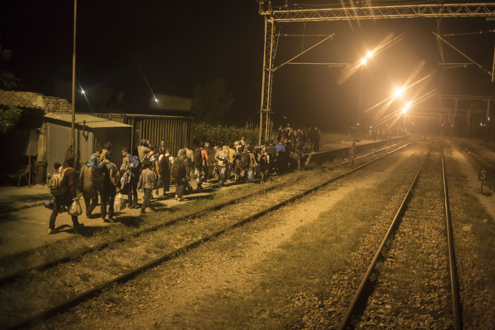 Ahmad et son groupe ont tenté sans succès de corrompre les policiers macédoniens pour rester dans le train qui traverse la frontière au Nord de la Macédoine. Ils ont été descendus de force et vont tenter de traverser la frontière pour entrer en Serbie à pied.
Slanishte, Macédoine. 7 juillet 2015.


