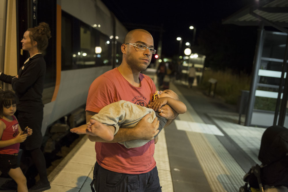 Ahmad, Jihan and the children reach Bromölla after a month of clandestine travel throughout Europe.
Sweden. July 19, 2015.
