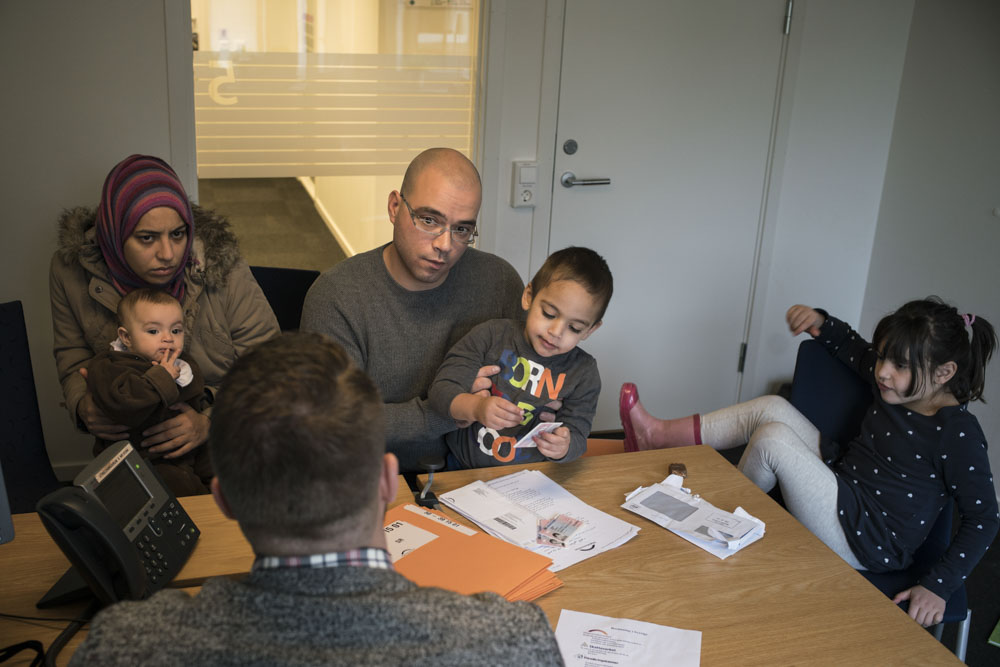 Un an et trois mois après leur arrivée, Ahmad, Jihane et leurs trois enfants sont reçus par l'Agence Suédoise pour la Migration. Ils viennent d'obtenir un statut de réfugié et le droit de séjour permanent en Suède. 
Jönköping, Suède. 26 octobre 2016.


