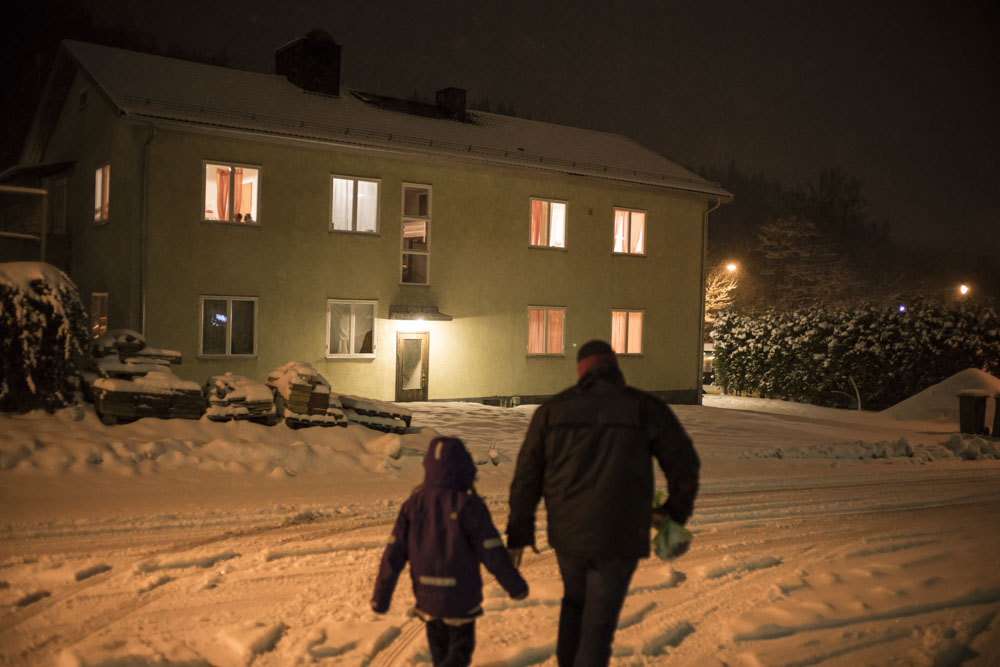 La famille est logée dans un appartement payé par l'Etat dans un petit village du centre du pays. Norrahammar, Suède. 6 mars 2016.

