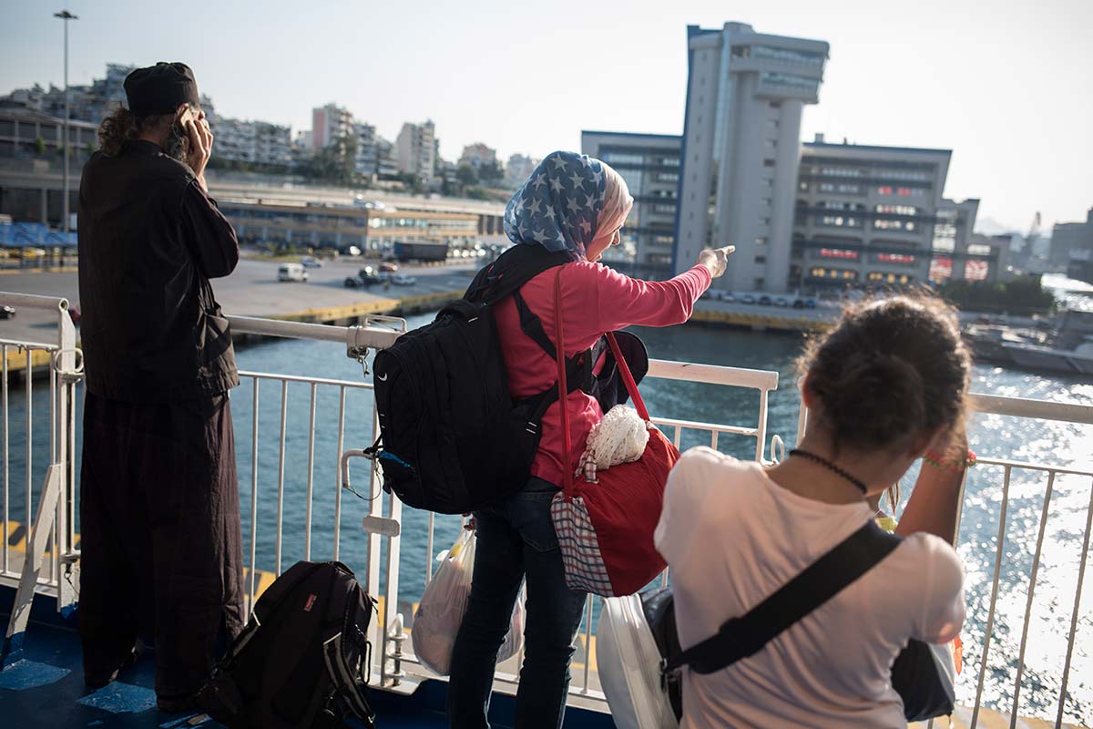 Athènes, 3 Juillet 2015.
Après une nuit sur le ferry, Jihan et les enfants découvrent la capitale grecque.
