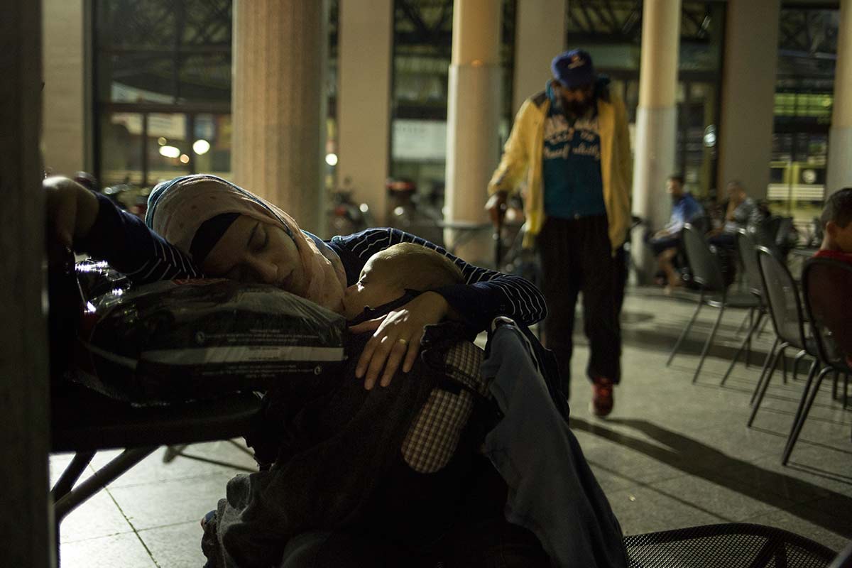 Thessalonique, 4 Juillet 2015.
Jihan passe la nuit à l'extérieur de la gare routière car elle attend un taxi clandestin pour aller au Nord de la Grèce. Comme les Syriens ne sont pas autorisés à entrer dans la zone frontalière avec la Macédoine, ils font appel à des passeurs.