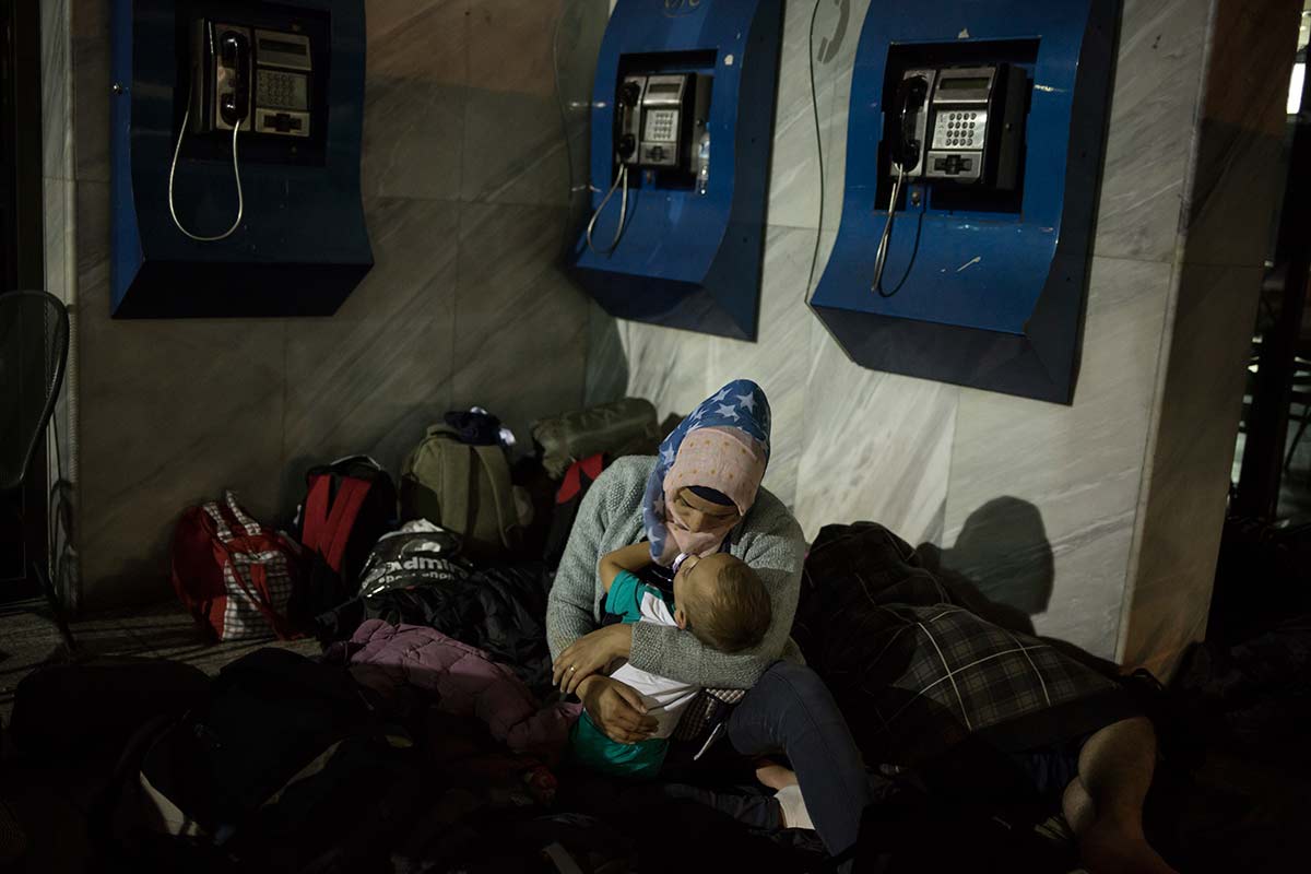 Thessalonique, 5 Juillet 2015.
Jihan passe la nuit à l'extérieur de la gare routière car elle attend un taxi clandestin pour aller au Nord de la Grèce. Comme les Syriens ne sont pas autorisés à entrer dans la zone frontalière avec la Macédoine, ils font appel à des passeurs.