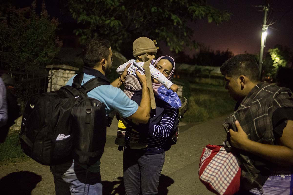 Bogoroditsa, 6 Juillet 2015.
Jihan, épuisée par le poids de son fils, laisse Omar (nom d'emprunt) le porter pour parcourir la zone frontalière en Macédoine. S'ils sont trouvés à cet endroit par la police, ils risquent de se faire repousser en Grèce.