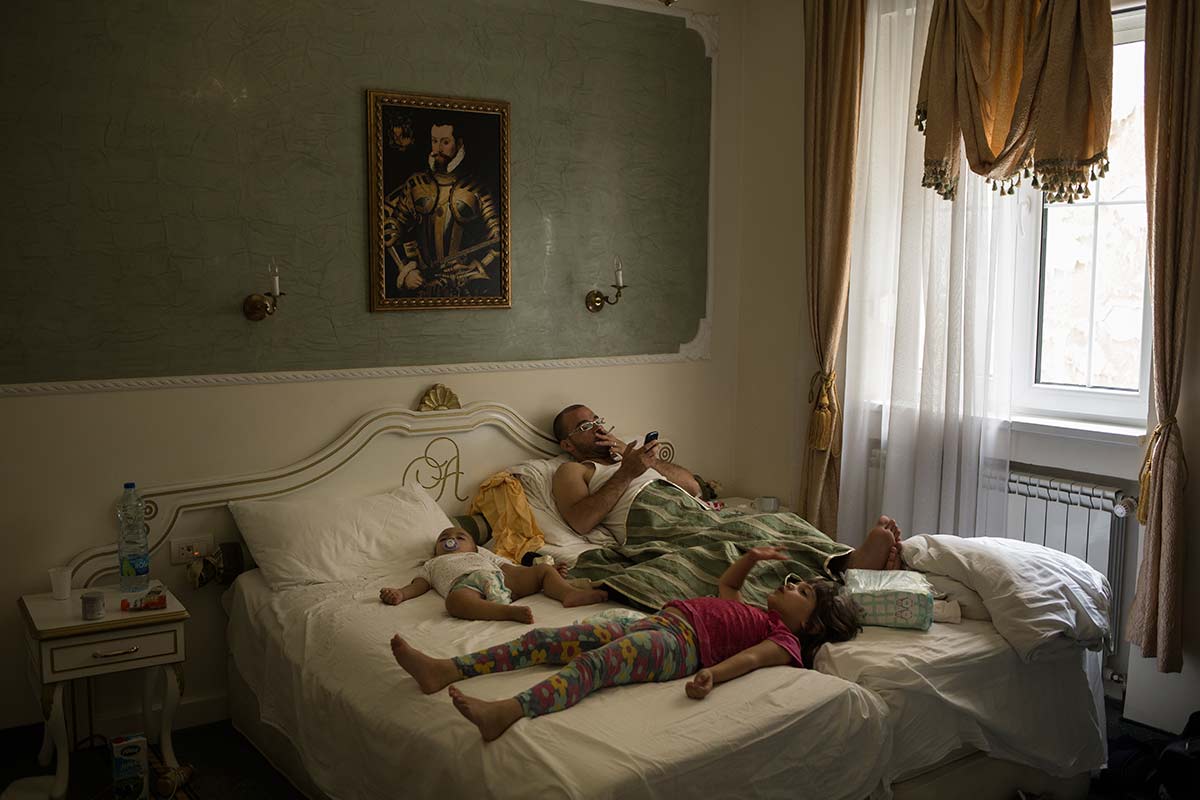 Belgrade, 9 Juillet 2015.
Ahmad prépare la suite du périple. Sa femme et lui ont pris une chambre d'hôtel avec leurs deux enfants et leur nièce.
