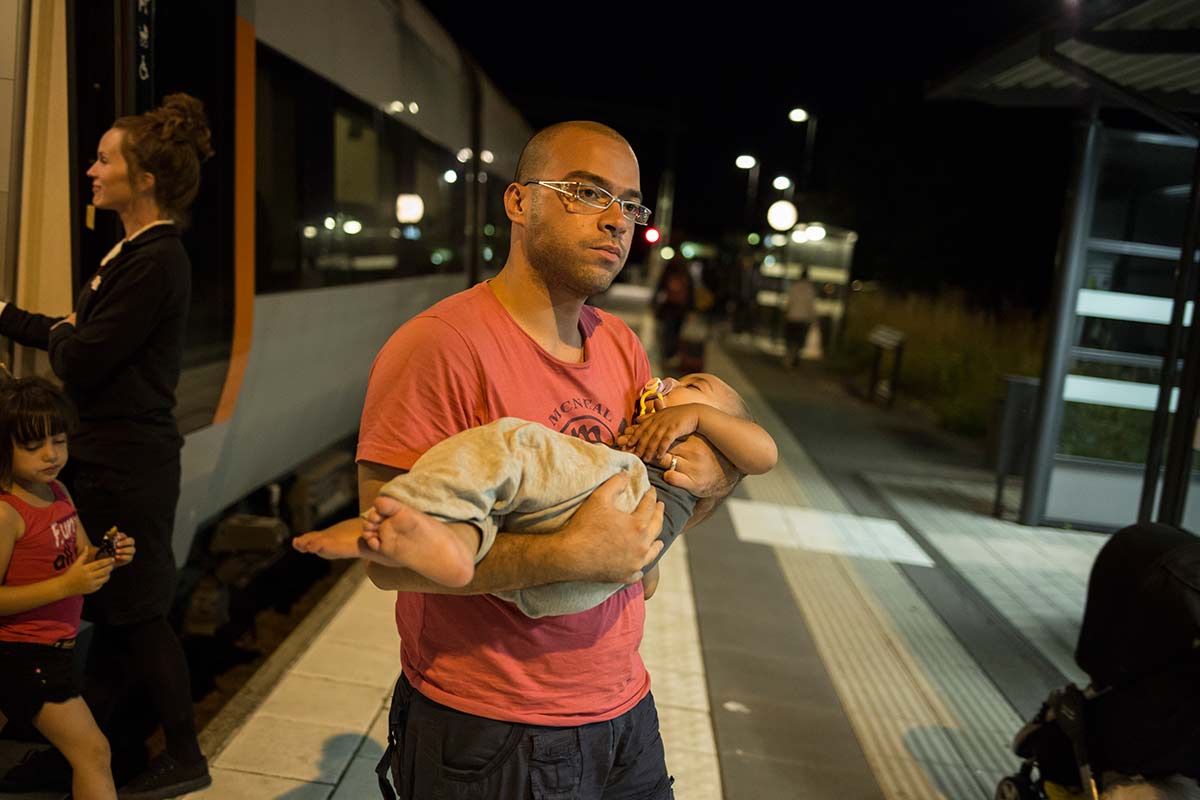 Brömolla, 20 Juillet 2015.
Ahmad arrive à destination avec sa famille, sans s'être fait arrêter par la police. Il n'a plus rien que ce qu'il porte sur le dos.