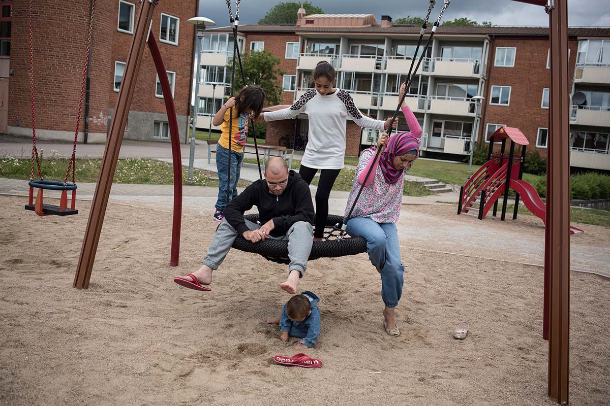 Brömolla, 21 Juillet 2015.
Ahmad, Jihan, Maya, César et Cidra, profite d'un moment de répit avant d'aller se présenter à la police suédoise pour lancer leur demande d'asile.