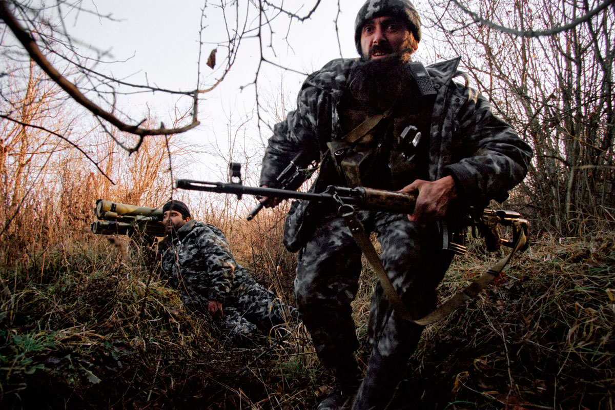 18 décembre 1999.
 Le commandant Hassan (chef de la sécurité personnelle de Bassaïev) et le commandant Sayed sont en opération d'infiltration des lignes russes, au sud de la localité de Chali encerclée par les russes.