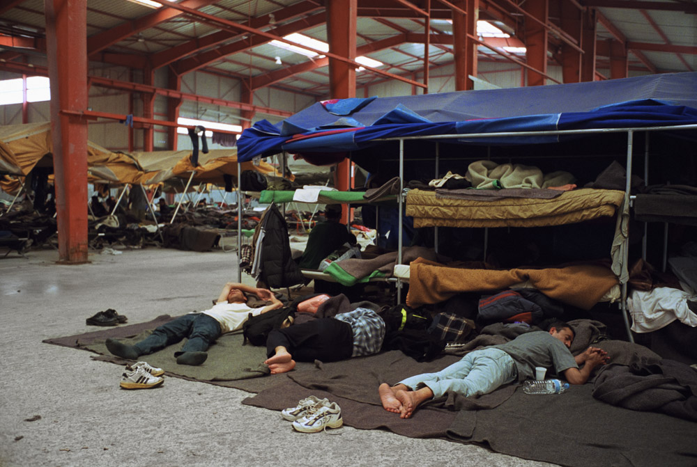 Le centre d’hébergement et d’accueil de Sangatte a été ouvert en Septembre 1999 pour accueillir les migrants en transit vers le Royaume-Uni. 
Sangatte, Août 2001.
