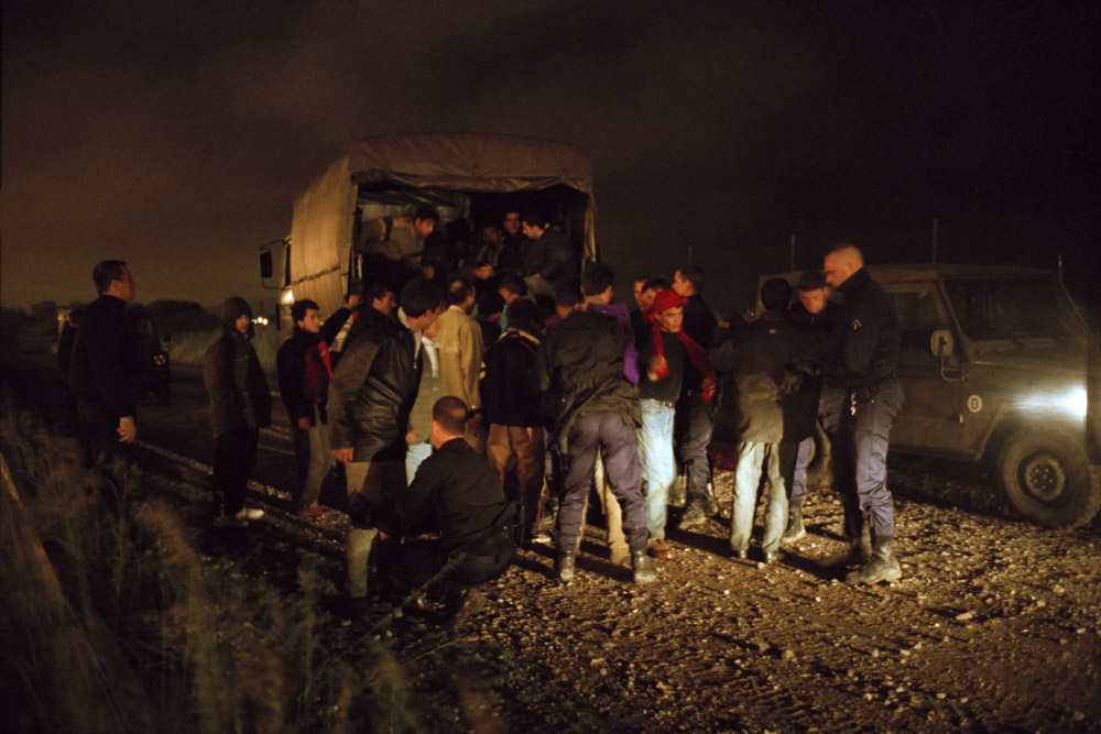 Interpellation d’un groupe de migrants lors d’une tentative de passage échouée. Coquelle, septembre 2001.