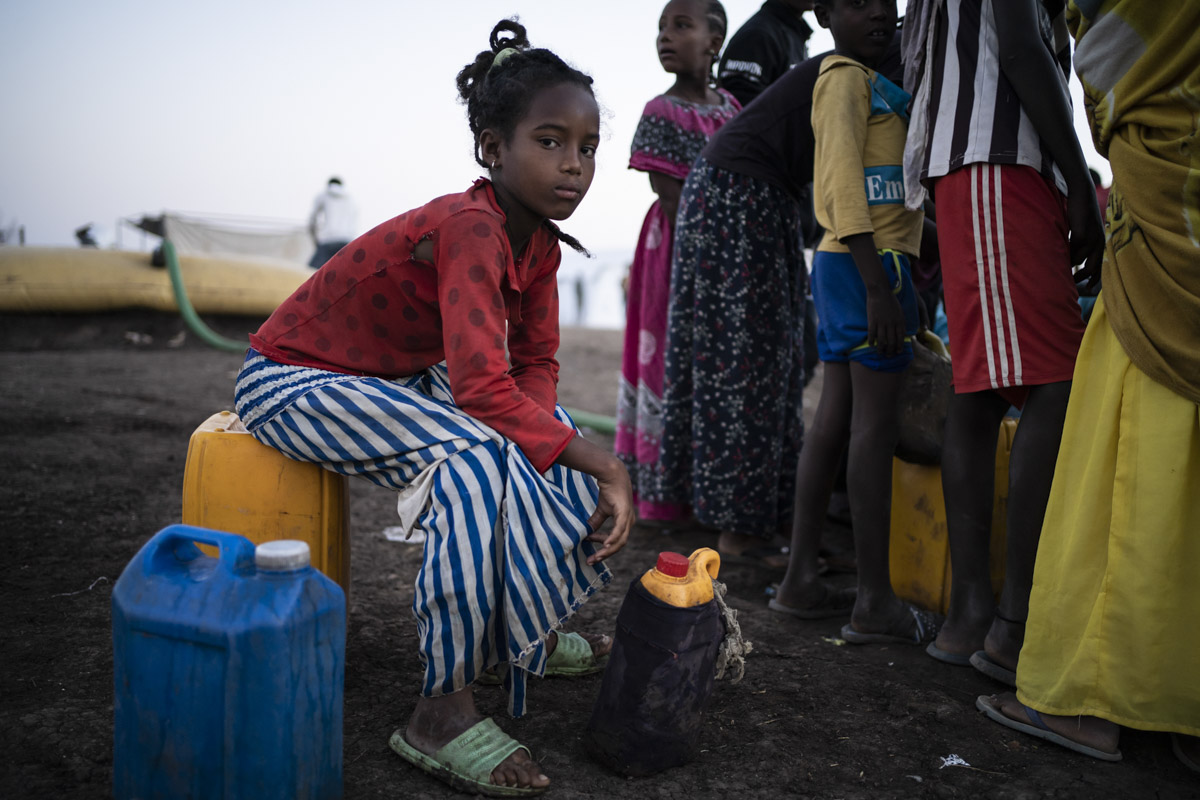 Camp de réfugiés de Hamdayet, Soudan.
Distribution d'eau.
Ces Éthiopiens ont marché des kilomètres pour échapper aux combats dans leur pays et arriver ici.