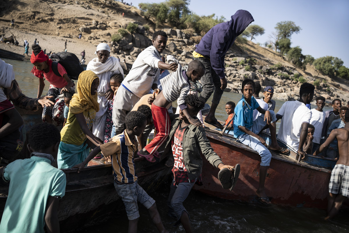 Tekeze river, separates Ethiopia from Sudan. Tigray people walk for days to reach this point. They fled a region in war against their Federal government. Boats brings a constant flow of newcomers who made their first step as refugee people. 