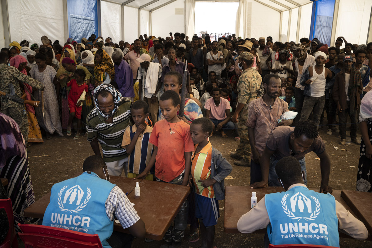 Camp de réfugiés de Hamdayet, Soudan. La queue dure jusqu'à l'après-midi pour s'enregistrer auprès du HCR.