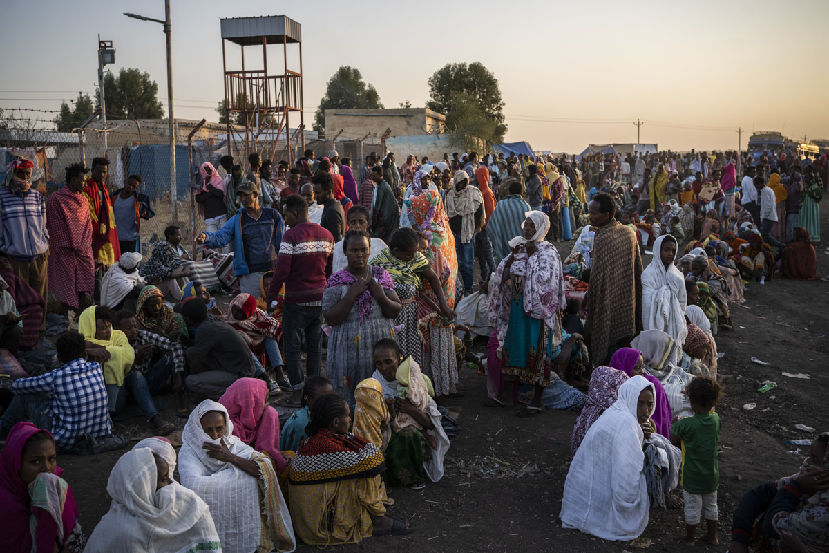 Camp de réfugiés de Hamdayet, Soudan. A l'aube, les réfugiés font la queue pour recevoir un matelas et une couverture. La journée, le baromètre peut grimper à 39 °, en revanche la nuit est glaciale. 