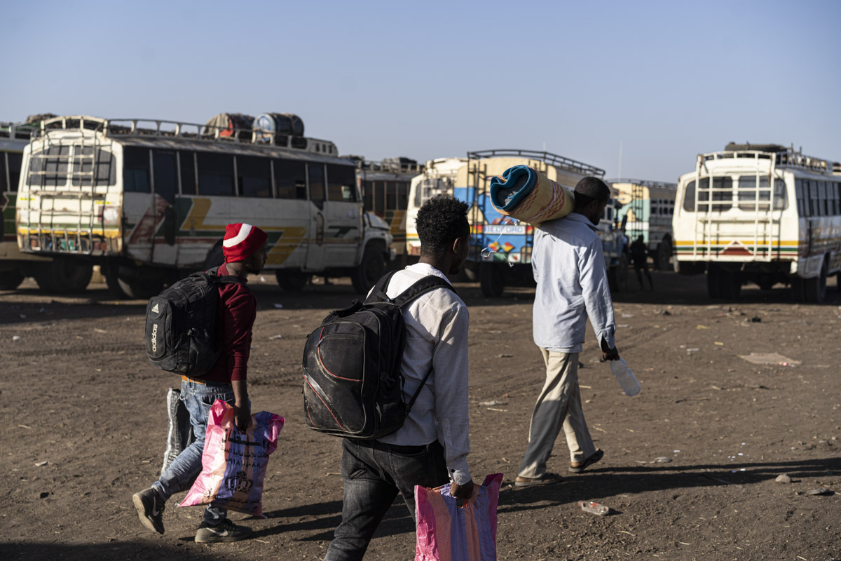 Camp de réfugiés de Hamdayet, Soudan. Les bus mèneront les réfugiés de ce camp de transfert vers celui de Oum Rakuba, plus au Sud. 