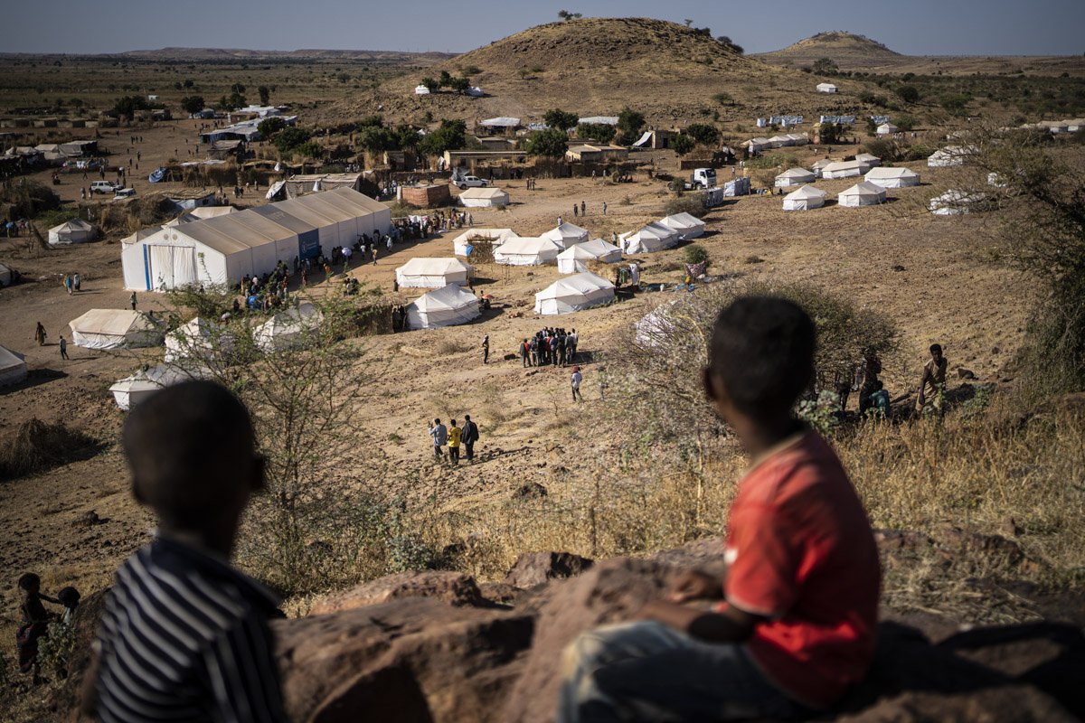 Le camp d’Oum Rakuba, au milieu du désert, à dix heures de bus du camp d’arrivée de Hamdayet et trois jours de marche de la première grande ville, le lieu où les autorités soudanaises veulent concentrer tous les réfugiés éthiopiens.