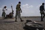 Check-point de Ras el Arah, sur la cöte Sud du Yémen. Les miliciens laissent passer les Oromo sans contrôle. Le commerce migratoire représente une source de revenu importante pour de nombreuses familles de la côte. Au delà d'Aden, impossible de passer.
Ras Al Arah, Yemen.
