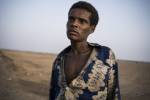 Après trois semaines de marche à Djibouti et la traversée en boutre de la Mer Rouge, cet adolescent Oromo vient de débarquer au Yémen. Il n’a pas mangé depuis quatre jours. 
Ras Al Arah, Yemen.