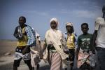 Sur la route de la côte Sud du Yémen,  entre Ras el Arah et Aden. Les Oromo traversent en 4 à 5 jours la distance qui sépare leur point d’arrivée de la grande ville du Sud. Les femmes, quatre fois moins nombreuses à migrer bénéficient plus souvent des places payantes en voitures. Mais certaines marchent comme les hommes. 